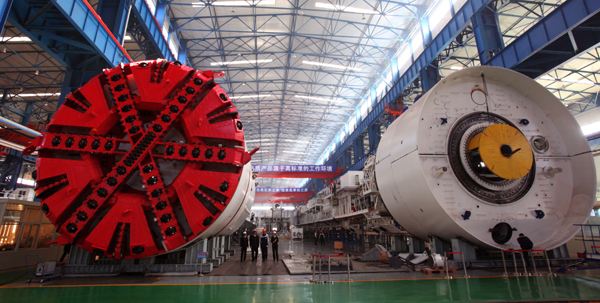 盾構(gòu)機(jī)大腦內(nèi)部控制核心是PLC控制系統(tǒng)，PLC控制系統(tǒng)有7個(gè)優(yōu)勢(shì)